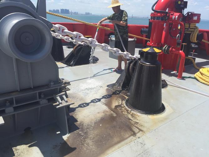 洋浦支队“浦消1号”消防船开展锚链标示维护保养作业 确保电焊锚链安全可靠